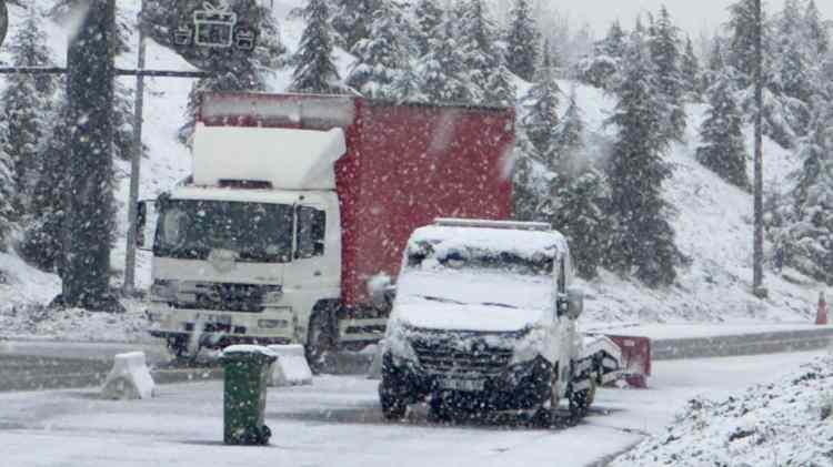 <p>Sıcaklıkların d&uuml;şmesiyle birlikte gece saatlerinden sonra &ouml;zellikle kuzey ve y&uuml;ksek kesimlerde yağışların karla karışık yağmur ve kar şeklinde g&ouml;r&uuml;leceği tahmin ediliyor.</p>
