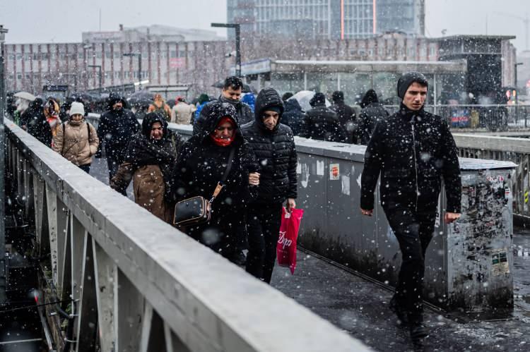 <p>&Ouml;zellikle gece ve sabah saatlerinde s&uuml;r&uuml;c&uuml;lerin ve yayaların dikkatli olması istendi.</p>

