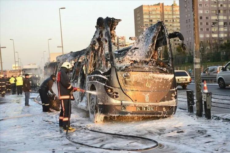 <p>Megakent İstanbul'da vatandaşın tahammül sınırlarını aşan garip otobüs arızaları, seyir halindeyken aniden alev alan motorlar, araçların periyodik bakımları konusunda soru işaretlerini de beraberinde getirmişti.</p>
