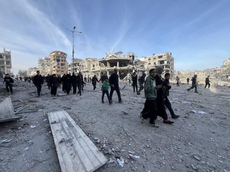 <p>Hamas, ilk etapta kadın, çocuk ve 50 yaş üstü sivilleri salıverecek.</p>

<p> </p>
