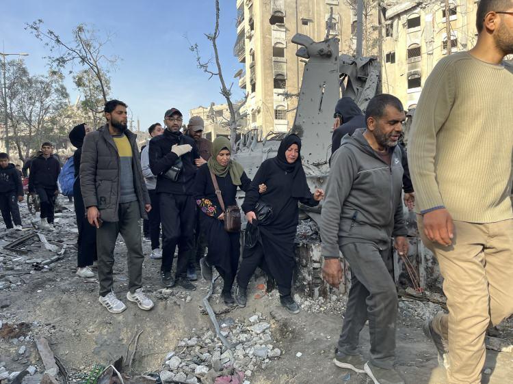 <p>Gazze'nin zaferinin işaretlerinden biri; Gazze'nin her santimetrekaresinin yıkılmış, buldozerlerle yerle bir edilmiş ya da yoğun gözetim altına alınmış olmasına rağmen, Arap olsun olmasın tüm dünyanın rehineleri kurtarmak bir yana, nerede olduklarını bile tespit edememesi. </p>
