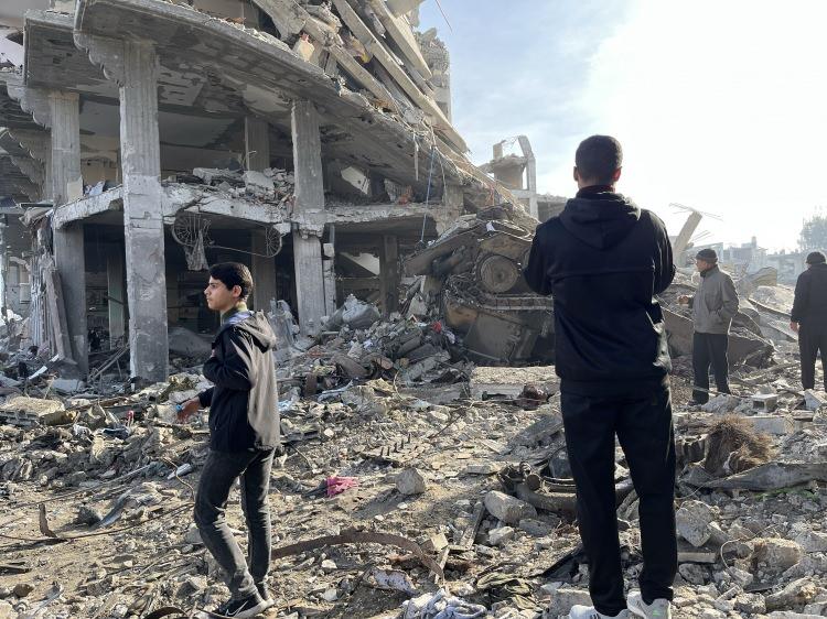 <p>Filistinlilerin yıkılmış şehirdeki yolculuğunda, ayların yorgunluğu gözlemleniyor. </p>
