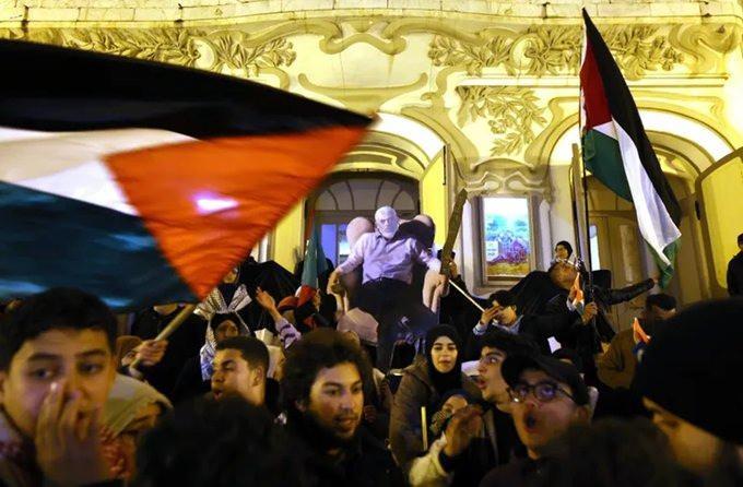 <p>İsrail Başbakanı Netanyahu'nun, Hamas'ın bugün serbest bırakılacak İsrailli tutukluların listesini teslim etmede gecikmeler yaşadığı iddialarını öne sürerek ateşkes anlaşmasına uymamasına rağmen, Deyr el-Belah halkı ateşkesi ve Gazze'nin kuzeyindeki evlerine dönmenin yakın olmasını kutluyor.</p>

<p> </p>

