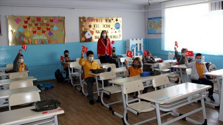 <p>2024-2025 eğitim-öğretim döneminden itibaren sınıflarda okutulan ders kitaplarının Bakanlıkça ücretsiz dağıtılan kitaplar olup olmadığı yönünden denetime tabi tutulan özel okullar, gelecek dönemden itibaren “ders kitabı” için velilerden ücret talep edilip edilmediği yönünden de denetlenecek.</p>
