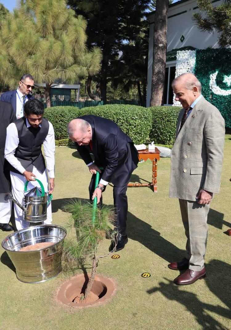 <p>Erdoğan, sabah saatlerinde kaldığı otelden ayrılarak Başbakan Şerif ile görüşmek üzere Başbakanlık binasına doğru ilerlerken, güzergah boyunca Pakistan'a özgü gösteriler sergilendi ve yöresel kıyafetler giyen gruplar tarafından karşılandı.</p>
