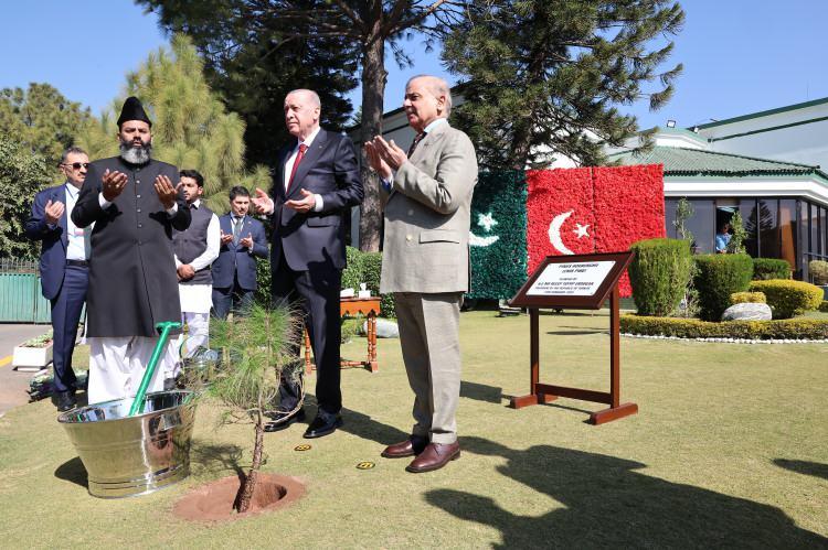 <p>Türk ve Pakistan bayraklarıyla donatılan güzergahtan geçen Erdoğan'ı, Başbakanlık binasına gelişinde Başbakan Şerif karşıladı.</p>
