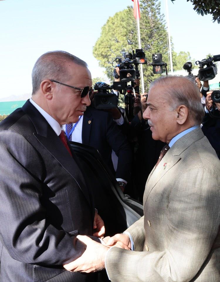 <p>Erdoğan ve Şerif'in tören alanındaki yerlerini almasının ardından bando, iki ülkenin milli marşlarını çaldı.</p>

<p>Tören kıtasını denetleyen Erdoğan, askerleri selamladı.</p>

