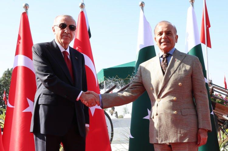 <p>Erdoğan ve Şerif, fidan dikiminin ardından Pakistan Hava Kuvvetleri'nin gerçekleştirdiği "Saygı Uçuşu"nu izledi.</p>
