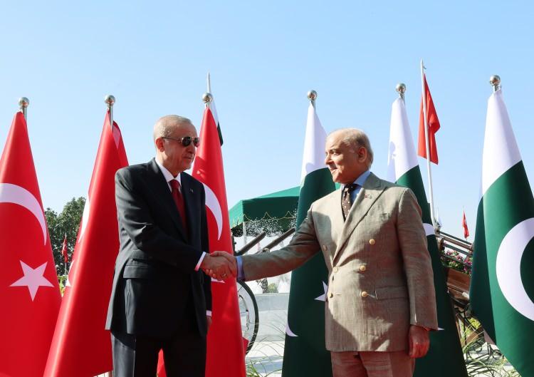 <p>Ülkelerin heyetlerinin takdiminin ardından Erdoğan ve Şerif, ikili ve heyetler arası görüşmeye geçti.</p>
