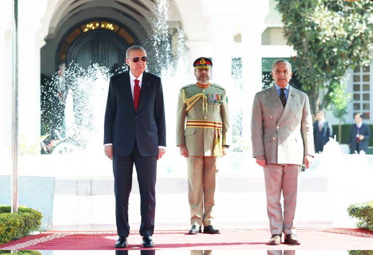 <p>Törende, Dışişleri Bakanı Hakan Fidan, Enerji ve Tabii Kaynaklar Bakanı Alparslan Bayraktar, Milli Savunma Bakanı Yaşar Güler, Sanayi ve Teknoloji Bakanı Mehmet Fatih Kacır, Tarım ve Orman Bakanı İbrahim Yumaklı, Ticaret Bakanı Ömer Bolat, Türk Devletleri Teşkilatı (TDT) Aksakallar Konseyi Başkanı Binali Yıldırım, Cumhurbaşkanlığı İletişim Başkanı Fahrettin Altun da hazır bulundu.</p>

