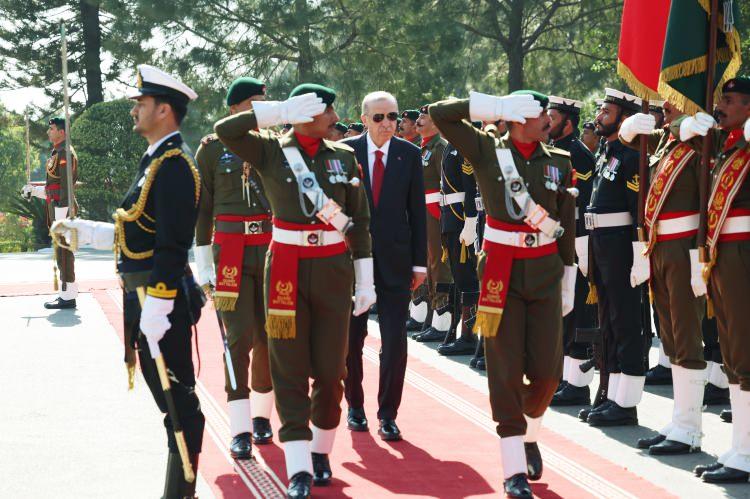 <p><strong>ÇOK SAYIDA İKİLİ ANLAŞMA İMZALANACAK</strong></p>

<p> </p>

<p>Başbakanlık binasında Pakistan Başbakanı Şerif ile ikili görüşme gerçekleştirmesi beklenen Cumhurbaşkanı Erdoğan'ın, Yüksek Düzeyli Stratejik İşbirliği Konseyi Yedinci Toplantısı'na katılması öngörülüyor.</p>
