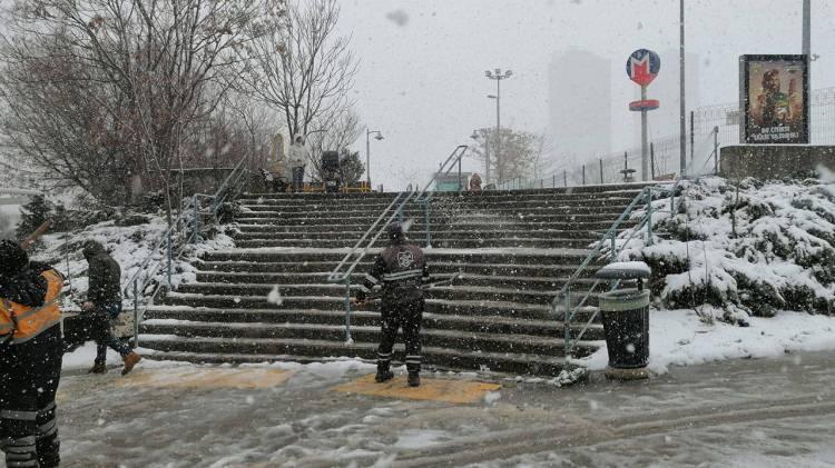 <p>Macit, yağışlı sistemin Karadeniz üzerinden geleceğini vurgulayarak, 