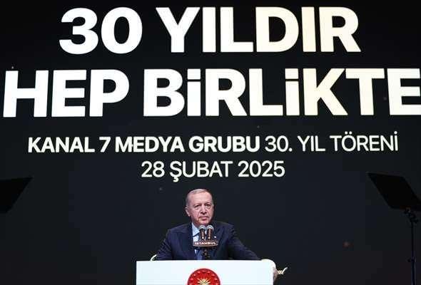 <p><span style="color:#B22222"><strong>"TÜRKİYE'Yİ ESKİ KARANLIK VE KAOTİK GÜNLERİNE GERİ DÖNDÜREMEYECEKLER"</strong></span></p>

<p>Birileri kabullenmek istemese de Kanal 7'nin kurulduğu yıllara göre daha zengin, daha renkli, daha çoğulcu bir medya düzenine sahip olduklarını söyleyen Erdoğan, <em><strong>"Yeni medya düzeninin, eskinin imtiyazlılarını, seçkinlerini, halka rağmen halkçı jakobenlerini rahatsız ettiğini biliyoruz. Nitekim iş adamı örgütlerinden kimi basın kuruluşlarına, eski Türkiye'nin demirbaşları zaman zaman bu rahatsızlıklarını da ifşa etmektedir. Ama ne yapsalar boş. Ne yapsalar beyhude. Kanal 7 ailesi gibi yerli, milli ve özgür medyamız olduğu müddetçe bir daha Türkiye'yi eski karanlık ve kaotik günlerine geri döndüremeyecekler."</strong></em> değerlendirmesinde bulundu.</p>

<p> </p>
