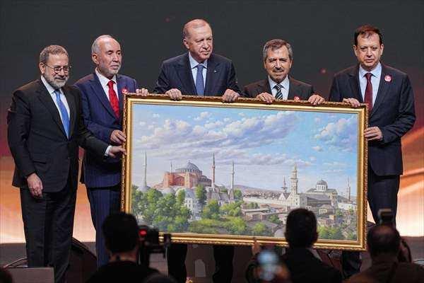 <p>Kanal 7 Medya Grubu Yönetim Kurulu Başkanı Zekeriya Karaman, Erdoğan’a hediye takdim etti.</p>

<p>Tabloda Ayasofya-i Kebir Camii Şerifi'nın yanısıra Suriye’nin başkenti Şam’da bulunan Emevi Camii de yer alıyor.</p>
