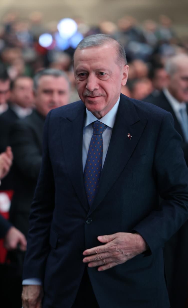 <p><em><strong>Doğru, ilkeli, vicdanlı ve ahlaklı duruşuyla 1994'ten bu yana örnek bir yayıncılık başarısına imza atan Kanal 7 Medya Grubunun 30'uncu kuruluş yıl dönümünü tebrik ediyorum. Yayın hayatına başladığı günden itibaren yalnızca bir okul değil, aynı zamanda bir ekol haline gelen Kanal 7 ailesini yürekten kutluyorum. Bu ailede görev yapan muhabirinden kameramanına, editöründen yönetmenine, yapımcısından sunucusuna tüm kardeşlerime selamlarımı, sevgilerimi iletiyorum."</strong></em></p>
