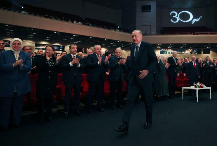 <p>Kanal 7 Medya Grubunun 30'uncu yıl dönümü dolayısıyla Haliç Kongre Merkezi'nde düzenlenen programda konuşan Cumhurbaşkanı Erdoğan, medya grubunun mensupları ile basın, yayın ve iletişim camiasını selamladı.</p>

<p> </p>
