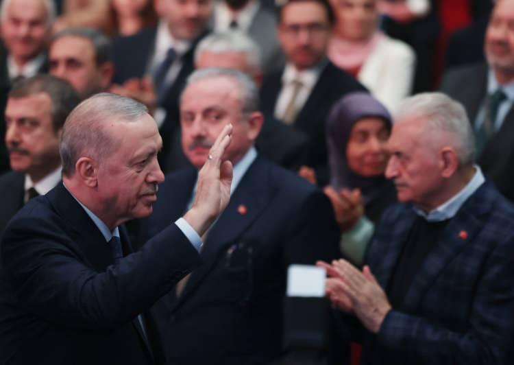 <p>Erdoğan, Kanal 7 Medya Grubunun 30'uncu kuruluş yılı münasebetiyle bir araya gelmenin bahtiyarlığını yaşadığını belirterek <em><strong>"Bu anlamlı programın düzenlenmesinde emeği geçen her bir kardeşime yürekten teşekkür ediyorum." </strong></em>dedi.</p>

<p> </p>
