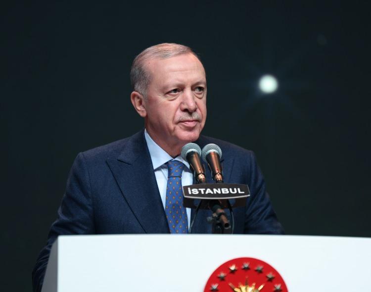 <p><span style="color:#B22222"><strong>"KANAL 7 MEDYA GRUBUNA BAŞARILARLA DOLU DAHA NİCE 30 YILLAR TEMENNİ EDİYORUM"</strong></span></p>

<p><em><strong>"Bünyesindeki 3 televizyon kanalı, 1 radyo istasyonu ve 4 internet sitesiyle yayın faaliyetlerini sürdüren Kanal 7 Medya Grubuna başarılarla dolu daha nice 30 yıllar temenni ediyorum."</strong></em> diyen Erdoğan, <em><strong>"Kuruluşundan bugüne halkın ve hakkın yanında olan, etik ve sorumlu yayıncılık prensibinden taviz vermeyen Kanal 7 ailesini gönülden tebrik ediyorum. Kanal 7'nin 30 yıllık meşakkatli olduğu kadar başarılı, bereketli ve şerefli yolculuğunda birçok kıymetli isim geldi geçti. Başta geçen sene vefat eden İdari İşler Müdürü Şentürk Kaplan olmak üzere, ebediyete irtihal eden tüm kardeşlerimi rahmetle yad ediyorum."</strong></em> diye konuştu.</p>
