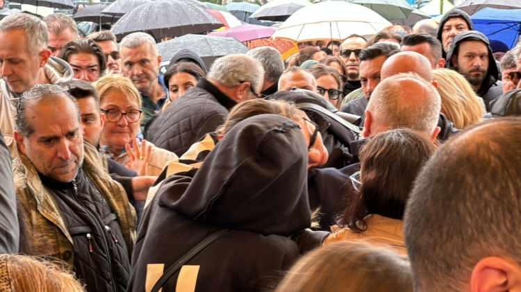 <p><strong>KIZI FENALAŞTI</strong></p>

<p>Ünlü sanatçı Volkan Konak’ın kızı Şimal Konak, cenaze töreninde dayanamayarak fenalaştı. Baygınlık geçiren Şimal Konak daha sonra ambulansa götürülerek sakinleştirilmeye çalışıldı.</p>
