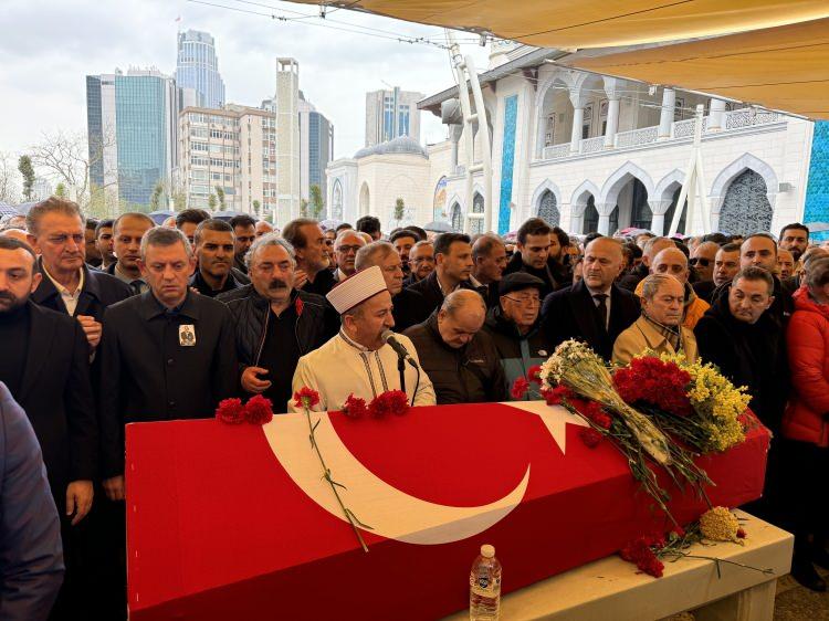 <p><span style="color:#B22222"><strong>EŞİ SİNİR KİRİZ GEÇİRDİ</strong></span></p>

<p>58 yaşında hayatını kaybeden ünlü sanatçı Volkan Konak’ın cenaze töreninde ayakta durmakta güçlük çeken ünlü sanatçının eşi Selma Konak yakınları tarafından sakinleştirildi.</p>
