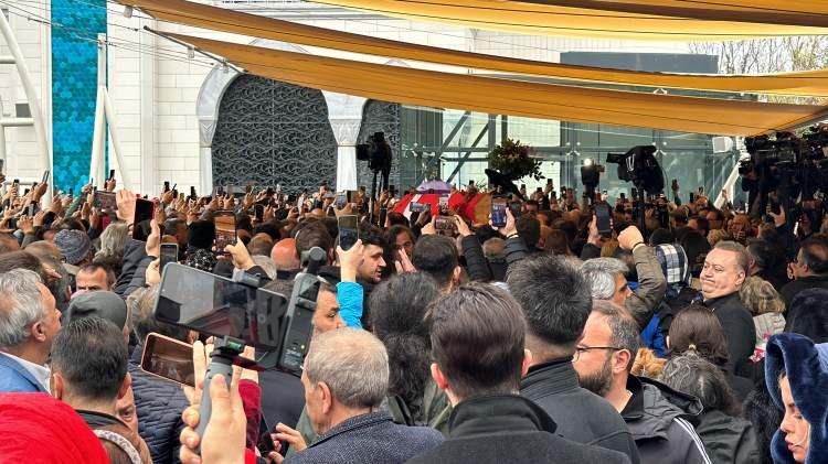 <p>Sanatçının cenazesi memleketi Trabzon'un Maçka ilçesinde defnedilecek.</p>
