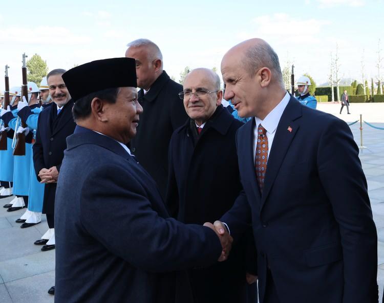<p>Türk ve Endonezya bayrakları taşıyan 3 Gökbey helikopteri Cumhurbaşkanlığı Külliyesi çevresinde gösteri uçuşu yaptı.</p>
