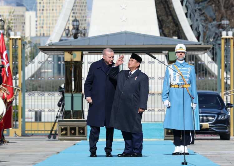 <p>Erdoğan ve Subianto, merdivenlerde iki ülke bayrakları önünde tokalaşarak basın mensuplarına poz verdi.</p>
