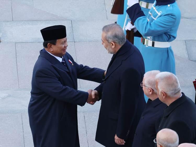 <p>Törende, Dışişleri Bakanı Hakan Fidan, Milli Savunma Bakanı Yaşar Güler, Kültür ve Turizm Bakanı Mehmet Nuri Ersoy, Hazine ve Maliye Bakanı Mehmet Şimşek, YÖK Başkanı Prof. Dr. Erol Özvar, Cumhurbaşkanlığı İletişim Başkanı Fahrettin Altun, Cumhurbaşkanlığı Savunma Sanayii Başkanı Haluk Görgün, Cumhurbaşkanlığı Genel Sekreteri Hakkı Susmaz, Cumhurbaşkanı Dış Politika ve Güvenlik Başdanışmanı Akif Çağatay Kılıç ile Ankara Valisi Vasip Şahin de yer aldı.</p>
