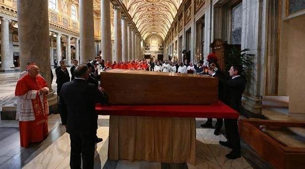 <p><span style="color:#B22222"><strong>PAPA FRANCIS DEFNEDİLDİ</strong></span></p>

<p> </p>

<p>Vatikan, Papa Francis'in sade bir merasimle Azize Büyük Meryem Bazilikası'ndaki mezarına defnedildiğini duyurdu.</p>
