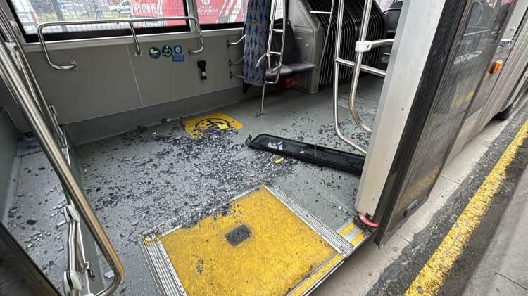 <p>Büyükçekmece yönünde seyreden metrobüs, önünde duran metrobüse arkadan çarptı.</p>