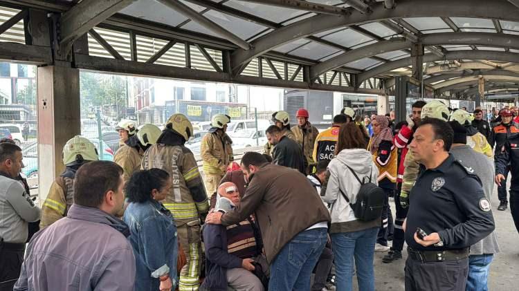 <p>Yolcu alan metrobüse en arka sıradan binmeye çalışan 37 yaşındaki Ebru Heper, diğer metrobüsün çarpmasıyla birlikte öndeki metrobüsün altında kalarak can verdi.</p>