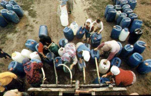 <p>O dönemde su kesintisinin günlerce yaşandığı bölgelerde bulaşıcı hastalıklar baş göstermiş, İSKİ'ye ait su tankerleri ile su aktarılmaya çalışılan vatandaşlar saatlerce su kuyruğu beklemişti. </p>
