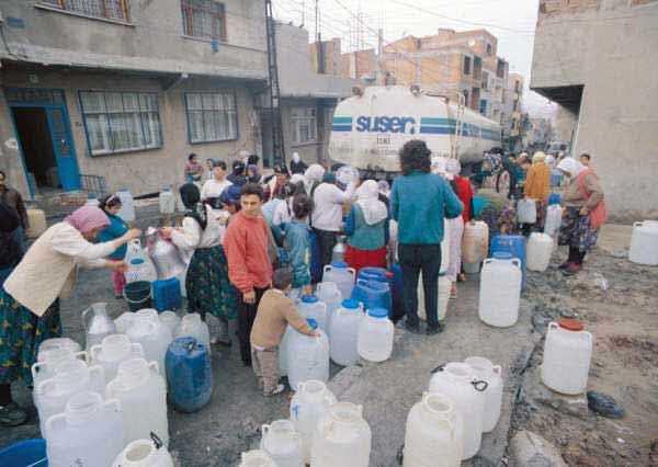 <p>İşte İstanbul'da 35 yıl önceki susuzluk manzaraları..</p>
