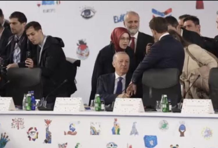 <p><span style="color:#B22222"><strong>CUMHURBAŞKANI ERDOĞAN SADECE PARMAĞINI TUTTU</strong></span></p>

<p> </p>

<p>Cumhurbaşkanı Erdoğan ise o anlarda sadece Macron'un parmağını tuttu.</p>

<p> </p>

<p>O anlar, zirvenin yapıldığı salonda bulunan kameralar tarafından saniye saniye kayda alındı.</p>

<p> </p>
