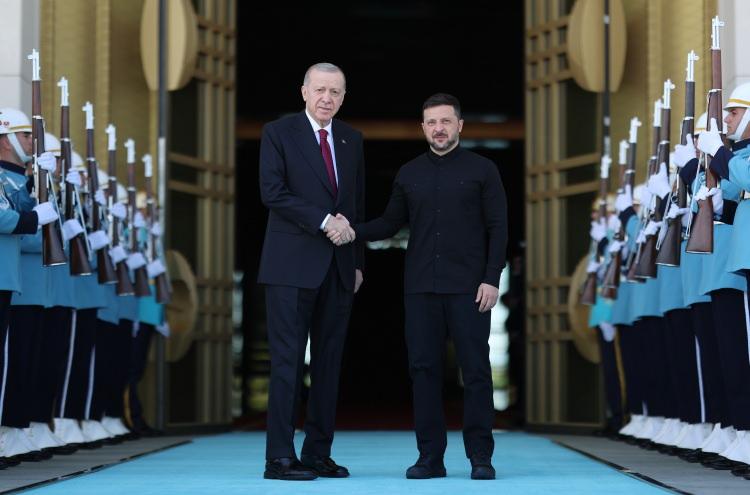 <p>Rusya, yapılan diplomasi çağrılarına 10 Mayıs'ta yanıt vererek Türkiye'yi adres gösterdi ve müzakerelerin başlatılmasını istedi.</p><div class=