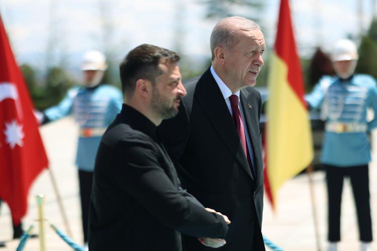 <p><strong>ZELENSKY-ERDOĞAN GÖRÜŞMESİ BAŞLADI</strong></p><p>Geçtiğimiz saat diliminde Ankara'ya inen Zelensky, Cumhurbaşkanı Erdoğan tarafından Cumhurbaşkanlığı Külliyesi'nde kabul edildi.</p><p> </p>