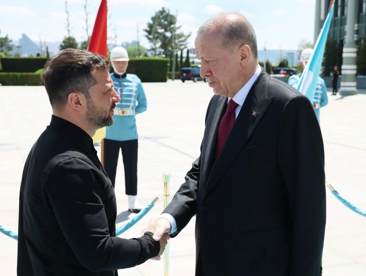 <p>Zelensky ve Cumhurbaşkanı Erdoğan'ın görüşmesi ederken, barış müzakereleri için dünyanın kalbi de İstanbul'da atıyor.</p>