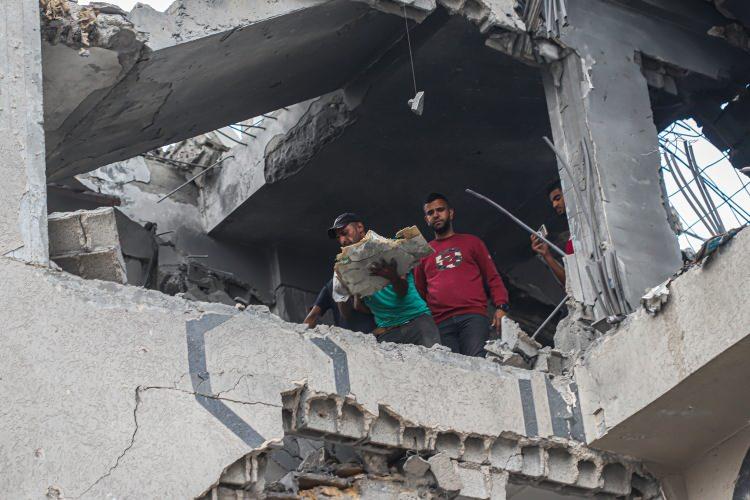 <p>İsrail'in Gazze Şeridi'ne 7 Ekim 2023'ten bu yana düzenlediği saldırılarda yaşamını yitiren Filistinlilerin sayısı 53 bin 10'a, yaralıların sayısı da 119 bin 998'e yükseldi.</p>