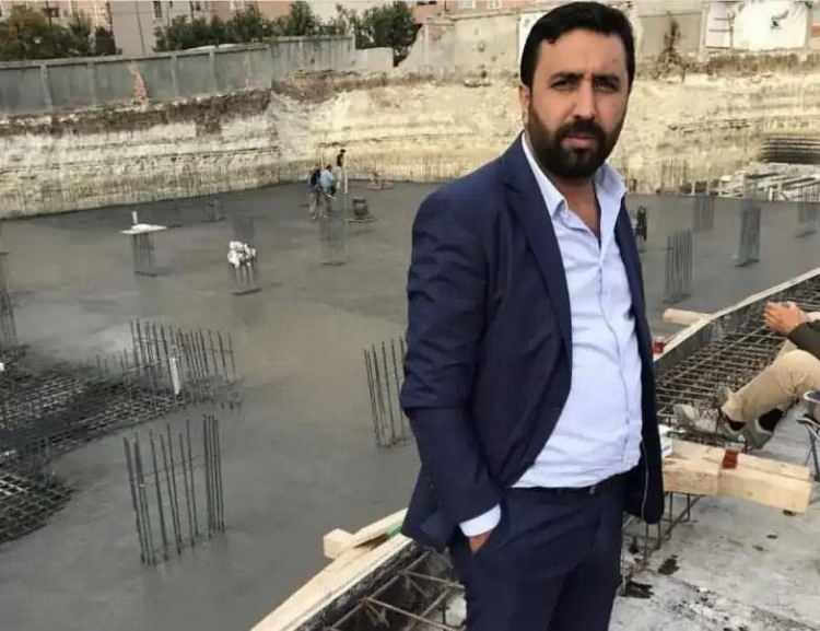 <p><strong><em>(Tarık Özerbay)</em></strong></p>
<p>Sanık Murat Özer'in maktul Yunus Emre Erzen'in omzunu sıktığı ve baskı uyguladığı, sanıklar Tarık ve Murat'ın, maktülden ısrarla babası Cantürk Erzen'i çağırmasını istedikleri de belirtildi.</p>
<p> </p>
<p>Maktul Yunus Emre Erzen'in, omzunu sıkan Murat Özer'in elini ittiği bunun üzerine sanık Murat Özer'in maktul Yunus Emre Erzen'i boğazından tutarak arkasındaki dolu alkol şişelerinin bulunduğu rafa doğru sert bir şekilde ittiği gerekçeli kararda ifade edildi. </p>