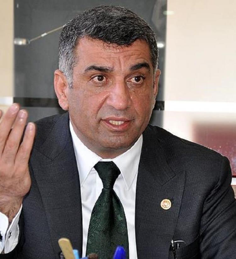 <p><strong>"BİRİLERİNE SELAM GÖNDERME ÇABASI"</strong></p>
<p>CHP Tunceli Milletvekili Gürsel Erol, <strong>"Sayın Kemal Kılıçdaroğlu'na yönelik "onursuzluk", "haysiyetsizlik" gibi ifadeler, sadece kişisel bir düşmanlık değil, aynı zamanda bu ülkenin siyasetine yıllarını vermiş bir isme karşı bilinçli bir itibarsızlaştırma ve aynı zamanda birilerine selam gönderme çabasıdır."</strong> ifadelerini kullandı.</p>