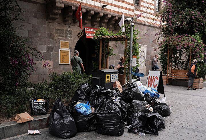 <p><strong>İZMİR</strong></p>
<p>CHP’li İzmir'in Konak ilçesinde belediye işçileri greve gitti, çöp toplama hizmeti durdu. İzmir'in merkez Konak ilçesinde belediye işçilerinin greve gitmesi sonucunda çöp toplama hizmeti durdu. Kentin uğrak turistik alanlarından tarihi Kemeraltı Çarşısı'nın farklı noktalarında çöp birikintileri olduğu görüldü.</p>