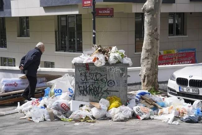 <p><strong>ANKARA</strong></p>
<p>CHP’li Çankaya Belediyesi ise işçilere ikramiye ödemelerini yapmadığı için temizlik işçileri, iş yavaşlatma eylemine gitti. Ankara’nın merkezinde çöp dağları oluşurken DİSK'e bağlı Genel-İş Sendikası çatısı altındaki işçiler, belediyenin verdiği sözleri tutmaması üzerine bazı mahallelerde çöp toplama işlemini tamamen durdurdu. Vatandaşlar CHP'li belediyeye sert tepki gösterdi.</p>