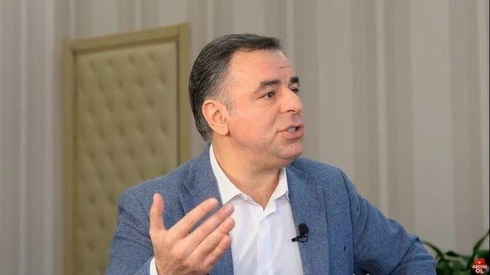 <p><strong>"YÜZÜNE TÜKÜRÜLECEK BİRİ VARSA KAMU KAYNAĞINI YAĞMALAYAN AHLAKSIZLARDIR!"</strong></p>
<p>Kılıçdaroğlu'na yakınlığıyla bilinen gazeteci Barış Yarkadaş, <strong>"Ahlaksız! CHP'nin 7. Genel Başkanı Kılıçdaroğlu için ettiği laflara bak! O lafları yersin bir gün… Senin ve sahiplerinin maması kesilecek diye panikliyorsun. Yüzüne tükürülecek biri varsa kamu kaynağını yağmalayan ahlaksızlardır! Ve ondan beslenen senin gibileridir! Sana değer verip sözüne inanan birileri varsa onlara da yazıklar olsun! Çok şey söylerim de senin gibi aile terbiyesi almamış biri için değmez!"</strong> ifadelerini kullandı.</p>
