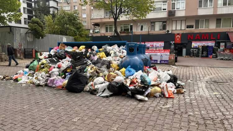 <p><strong>BEŞİKTAŞ BELEDİYESİ</strong></p>
<p>CHP’li Beşiktaş Belediyesi de temizlik, park ve bahçeler, veteriner işleri ve fen işleri birimlerinde çalışan işçilere aylardır maaşlarını ödenmediği için grev kararı almış Mecidiye Mahallesi’nde toplanmayan çöpler nedeniyle çevrede oluşan çöp yığınları mahalleliyi bezdirmişti.</p>