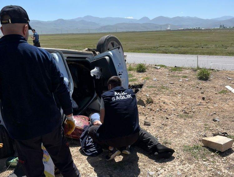 <p>Yaralılar ambulanslarla Çaldıran Devlet Hastanesi kaldırılırken, ismi öğrenilemeyen ve yaralılardan durumu ağır olan bir kişi hastanede hayatını kaybetti.</p>