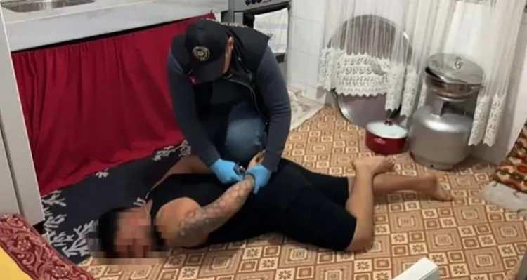 ilgili haberleri <p>İHBAR ETTİKLERİ İÇİN İŞKENCE YAPMIŞLAR</p><p>Çete üyesi Eren Bayar'ın (25) işyeriyle <a href=