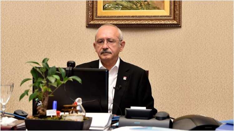 <p>Emrah Gülsunar'a İmamoğlu trollerinin de destek verdiği görülürken, Kemal Kılıçdaroğlu'na yakın vekiller ve gazeteciler ise zehir zemberek sözlerle Gülsunar'a yüklendi.</p>