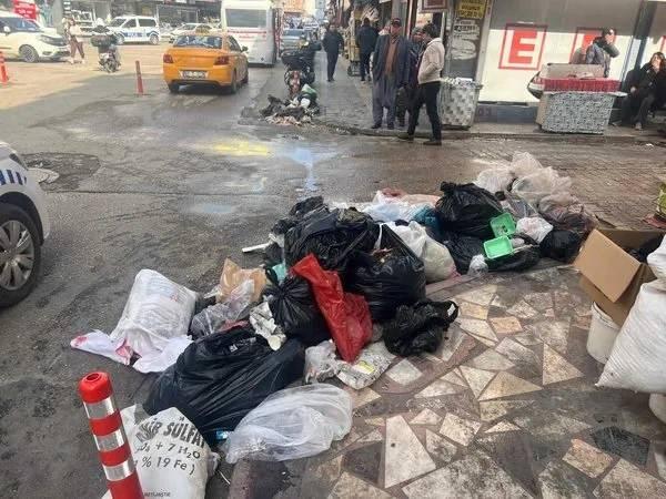 <p><strong>ADANA</strong></p>
<p>Türkiye’nin 5’inci büyük kenti olan Adana’da da işçiler ücretlerini alamadıkları için eylem kararı almıştı. Seyhan Belediyesi çalışanları da 2024 mart ayından beri ücretlerini alamadıkları için protesto kararı almış bir buçuk günlük iş bırakma kararı sonrasında ise bölgede toplanmayan çöpler dikkat çekmişti.</p>