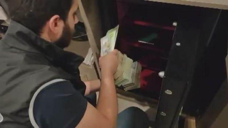 <p>İŞTE KASADAN ÇIKAN BALYA BALYA PARALAR... </p>
