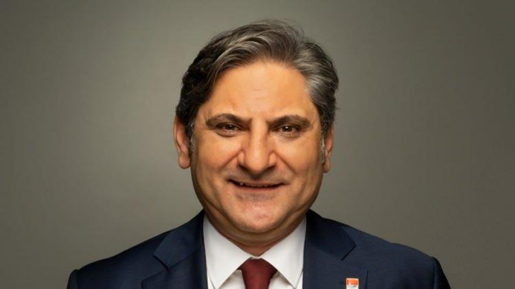 <p><strong><span style="color:rgb(178, 34, 34)">AYKUT ERDOĞDU NEDEN GÖZALTINA ALINDI?</span></strong></p>
<p> </p>
<p> </p>
<p><strong>İstanbul Cumhuriyet Başsavcılığınca</strong>, tutuklanmasının ardından <strong>İBB Başkanlığı</strong> görevinden uzaklaştırılan <strong>Ekrem İmamoğlu</strong>'nun da aralarında bulunduğu zanlılar hakkında <strong>"suç örgütü yöneticisi olmak", "suç örgütüne üye olmak", "irtikap", "rüşvet", "nitelikli dolandırıcılık", "kişisel verileri hukuka aykırı ele geçirmek"</strong> ve<strong> "ihaleye fesat karıştırmak"</strong> suçlarından yürütülen yolsuzluk soruşturması kapsamında eski <strong>CHP</strong> milletvekili <strong>Aykut Erdoğdu</strong>'nun<strong> İSTAÇ</strong> içinde rüşvete aracılık ettiğine ilişkin tespitler yapıldı.</p>
<p>Soruşturmada <strong>Ağaç AŞ Genel Müdürü Ali Sukas</strong>'ın iş yapan kişi ve firmalardan para, araç talep ettiği, İBB'nin üst yönetiminin talimatıyla <strong>"komisyon" </strong>adı altında para istediği belirlendi.</p>
<p><strong>Beylikdüzü Belediye Başkan Yardımcısı Veysel Erçevik</strong>'in bölgede inşaat yapan müteahhitten iskan izni verilmesi karşılığında maddi menfaat sağladığı da tespit edildi.</p>
<p>Bu tespitlerin ardından soruşturmada 3 şüpheli hakkında gözaltı kararı verildi.</p>